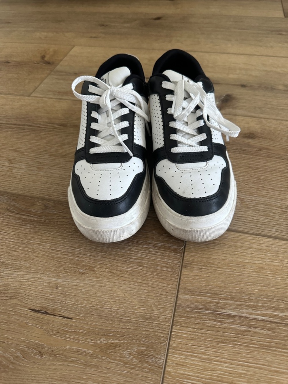 Le Tigre Women's Black & White Low-Top Sneakers - Picture 2 of 7